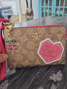 Coach NWT Disco Heart Good Times Brown Signature Canvas Wristlet 6.25x4.25 w/H.T